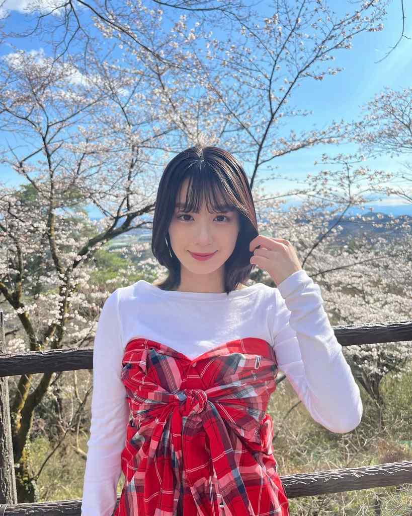 髙野真央 Gカップボインの水着グラビア画像！