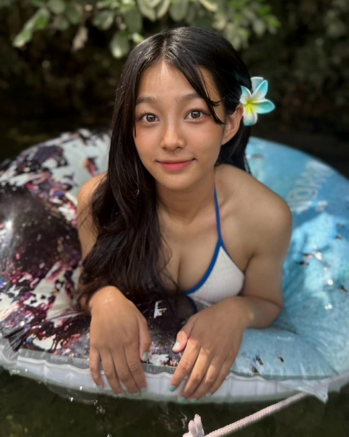 虹咲カリナ けっこう巨乳な水着グラビア画像！