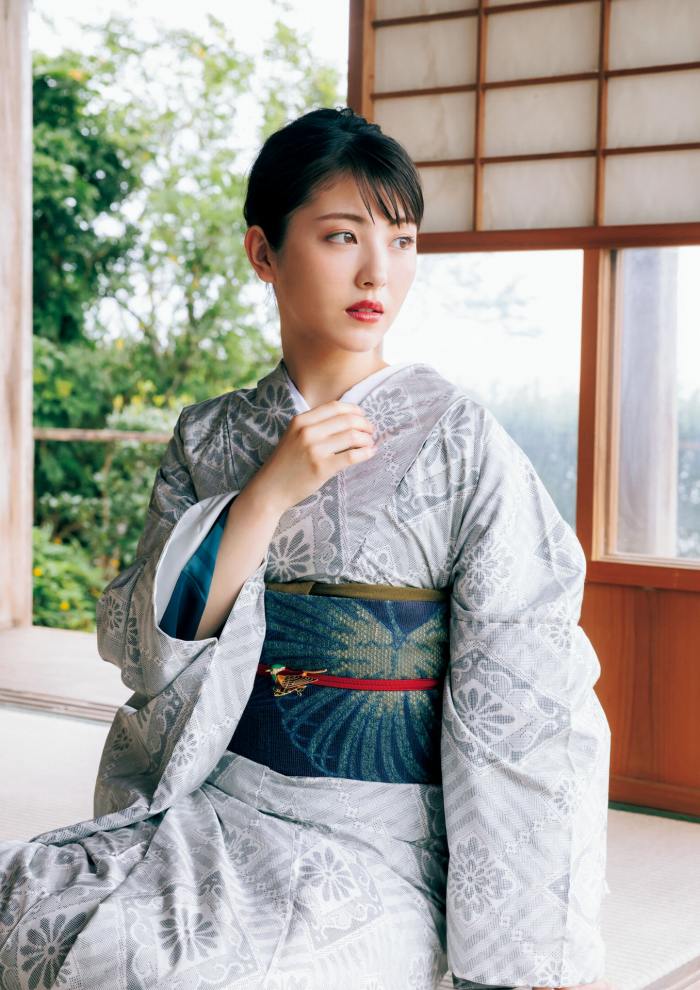 浜辺美波 鬼かわな水着＆浴衣グラビア画像！