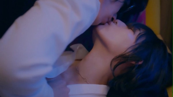 浅川梨奈 もっこりおっぱい水着グラビア画像！