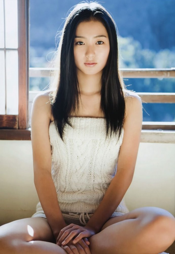 高田里穂 スタイル抜群な水着グラビア画像！