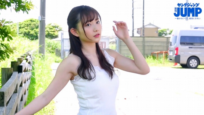 青山なぎさ 激かわな生脚＆タンクトップ画像！