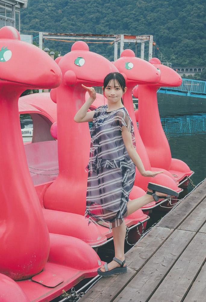 青山なぎさ 激かわな生脚＆タンクトップ画像！