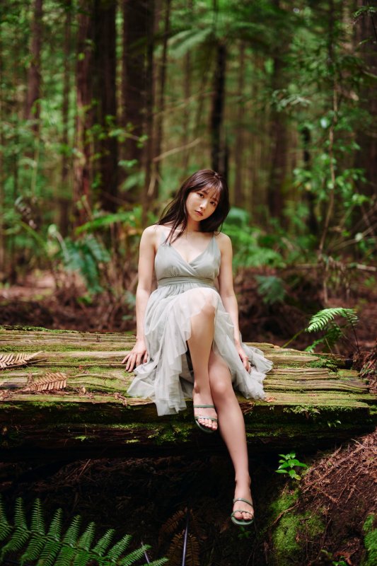 青山なぎさ 激かわな生脚＆タンクトップ画像！