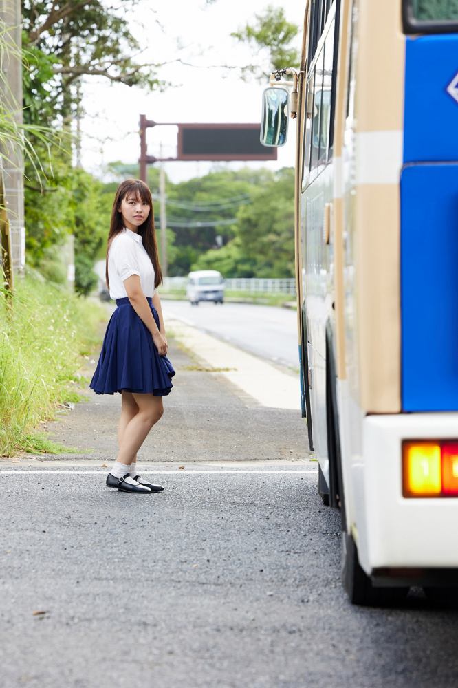 本郷柚巴 まぶしいボインの水着グラビア画像！