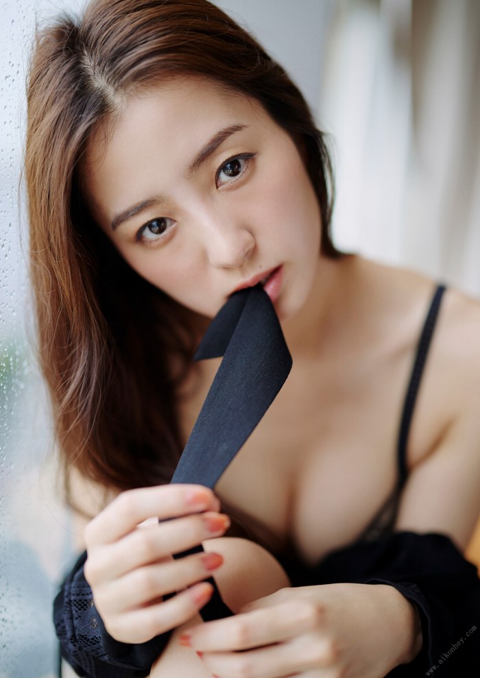 高田里穂 スタイル抜群な水着グラビア画像！