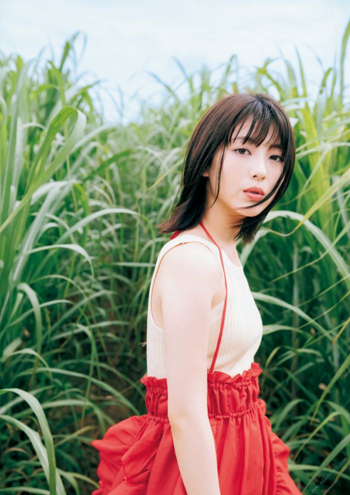 浜辺美波 鬼かわな水着＆浴衣グラビア画像！