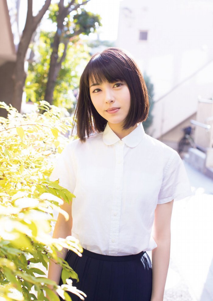 浜辺美波 鬼かわな水着＆浴衣グラビア画像！