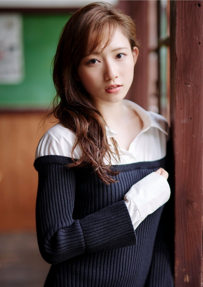 青山なぎさ 激かわな生脚＆タンクトップ画像！