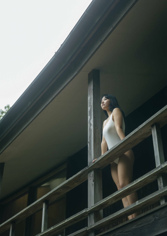 本郷柚巴 まぶしいボインの水着グラビア画像！