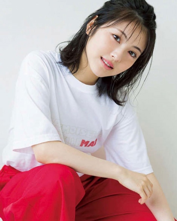 浜辺美波 鬼かわな水着＆浴衣グラビア画像！