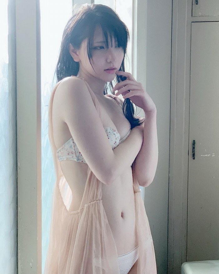 あまつまりな 脱ぎすぎ水着＆下着グラビア画像！