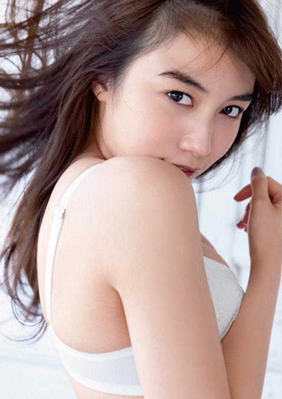 黒木ひかり むっちりバストの水着グラビア画像！