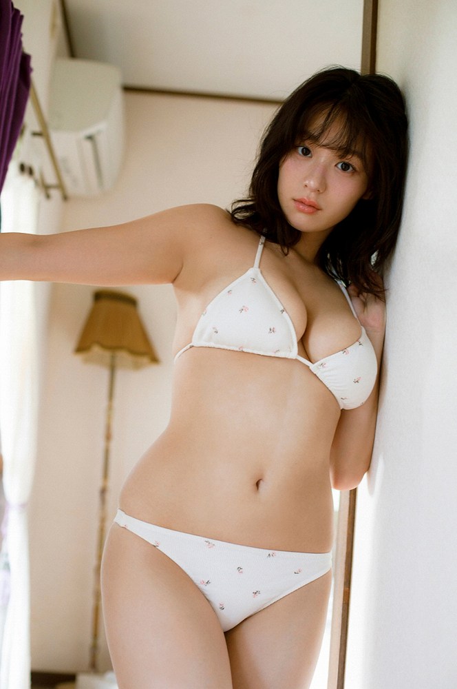 髙野真央 Gカップボインの水着グラビア画像！