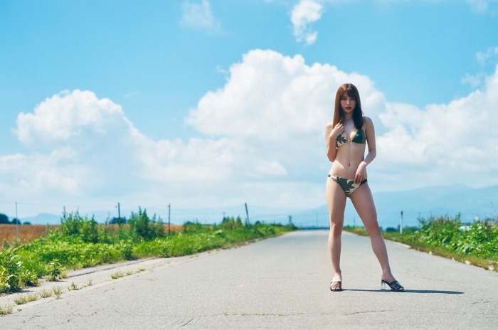 雪平莉左 グラマラス美女の水着グラビア画像！