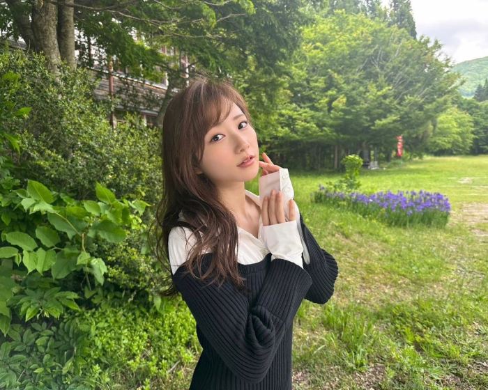 青山なぎさ 激かわな生脚＆タンクトップ画像！