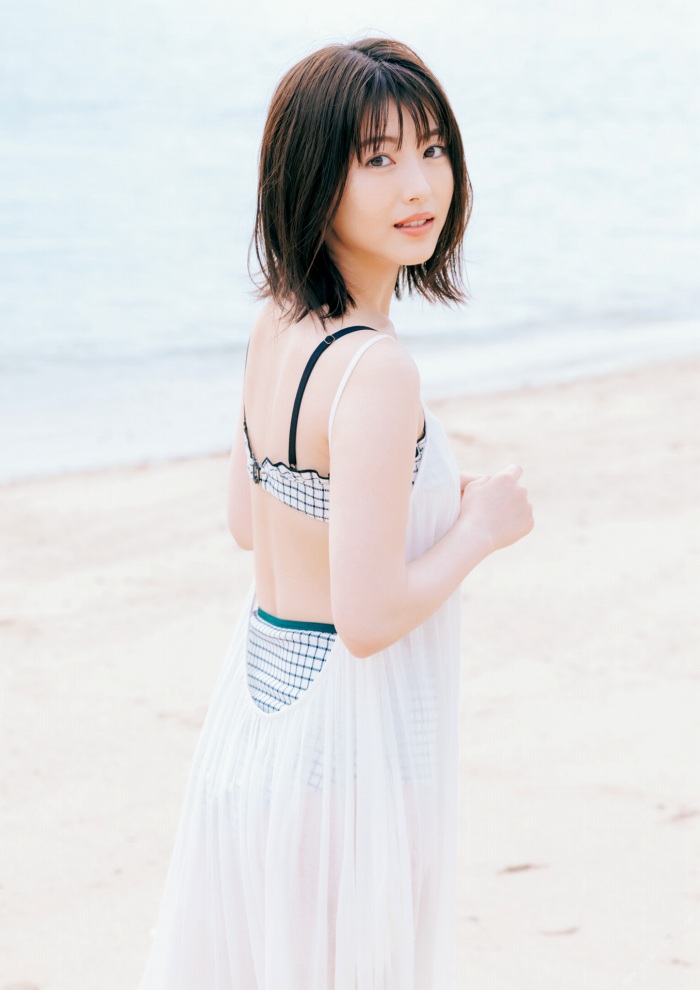 浜辺美波 鬼かわな水着＆浴衣グラビア画像！