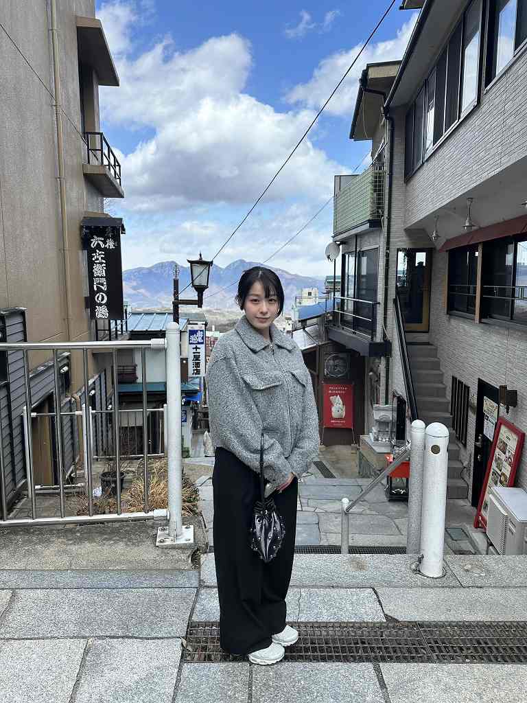 髙野真央 Gカップボインの水着グラビア画像！