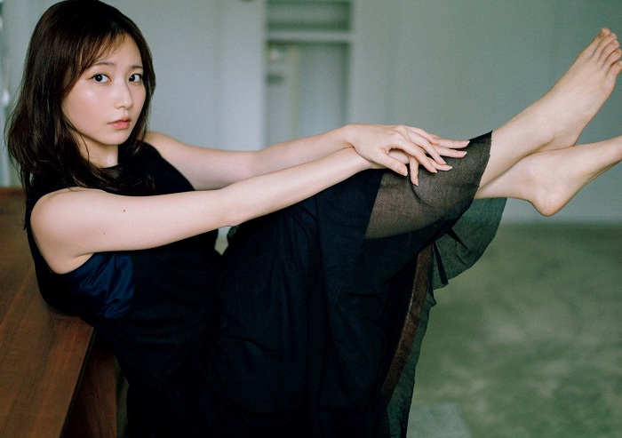 青山なぎさ 激かわな生脚＆タンクトップ画像！