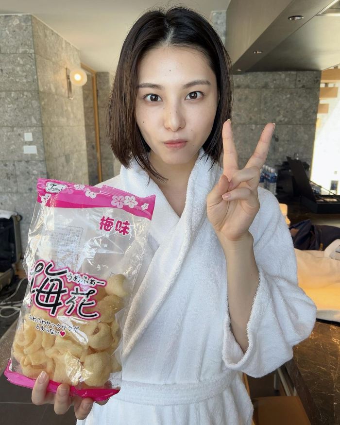 相楽伊織 けっこうボインな水着グラビア画像！