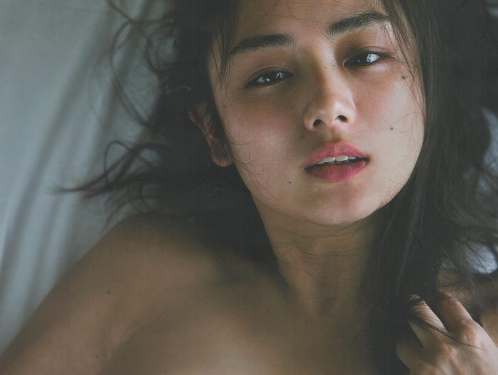 片山萌美 濡れ場ヌード＆水着グラビア画像！