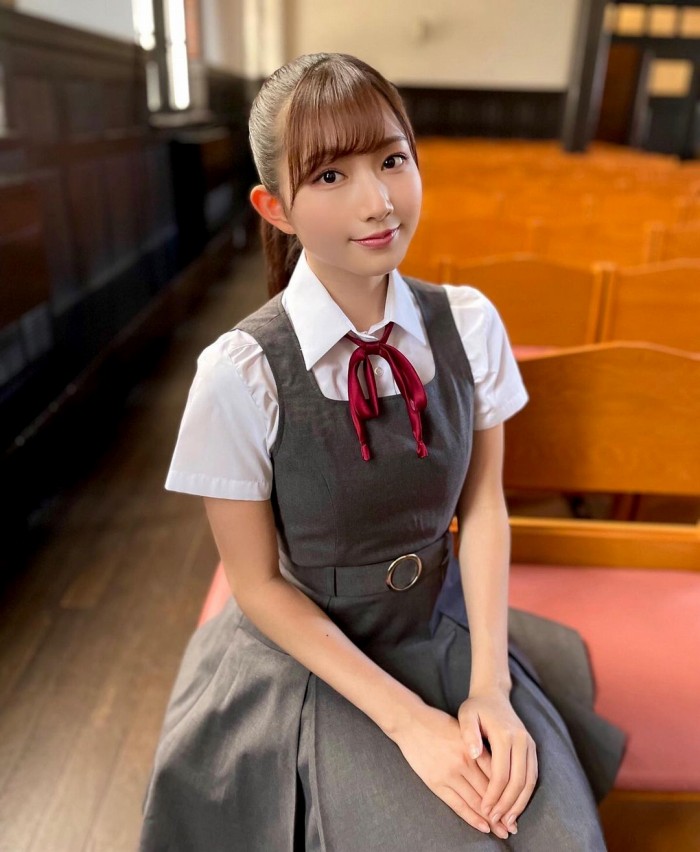 青山なぎさ 激かわな生脚＆タンクトップ画像！