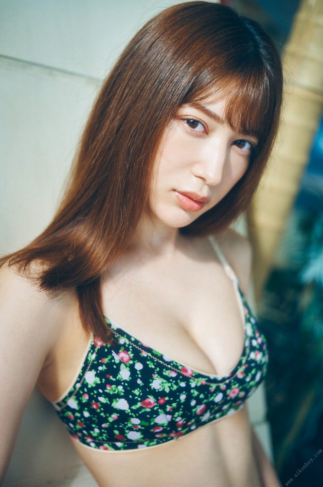 雪平莉左 グラマラス美女の水着グラビア画像！