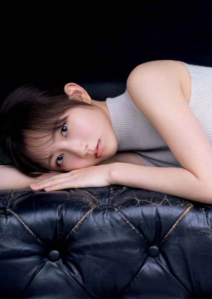 青山なぎさ 激かわな生脚＆タンクトップ画像！