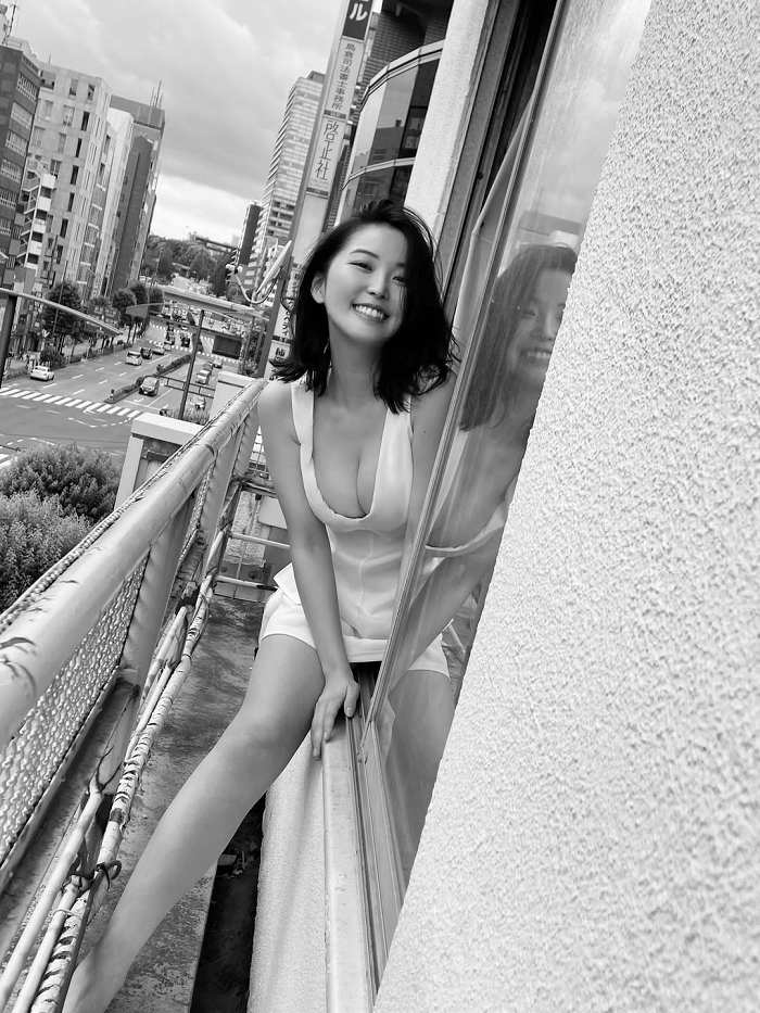 おしの沙羅 Gカップボインの水着グラビア画像！