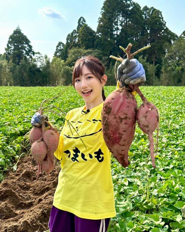 青山なぎさ 激かわな生脚＆タンクトップ画像！