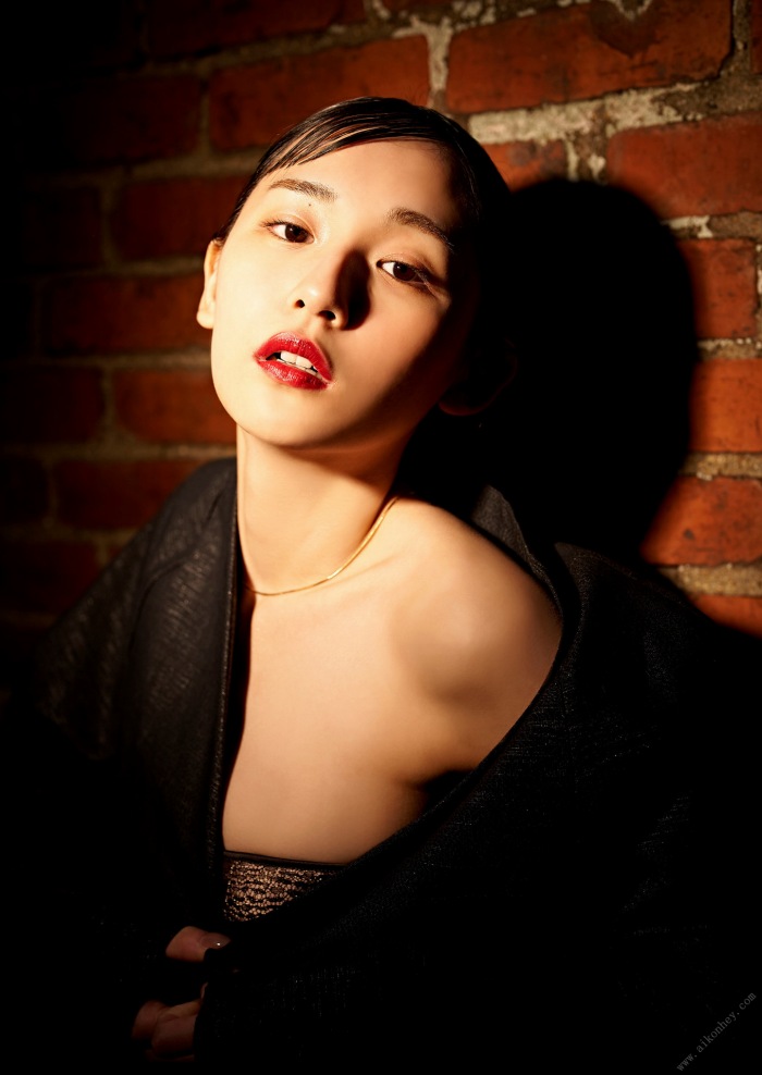 浅川梨奈 もっこりおっぱい水着グラビア画像！