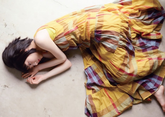 浜辺美波 鬼かわな水着＆浴衣グラビア画像！