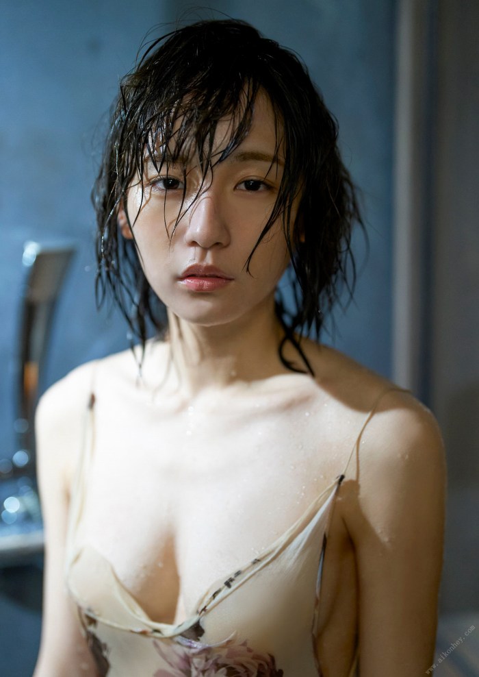 浅川梨奈 もっこりおっぱい水着グラビア画像！