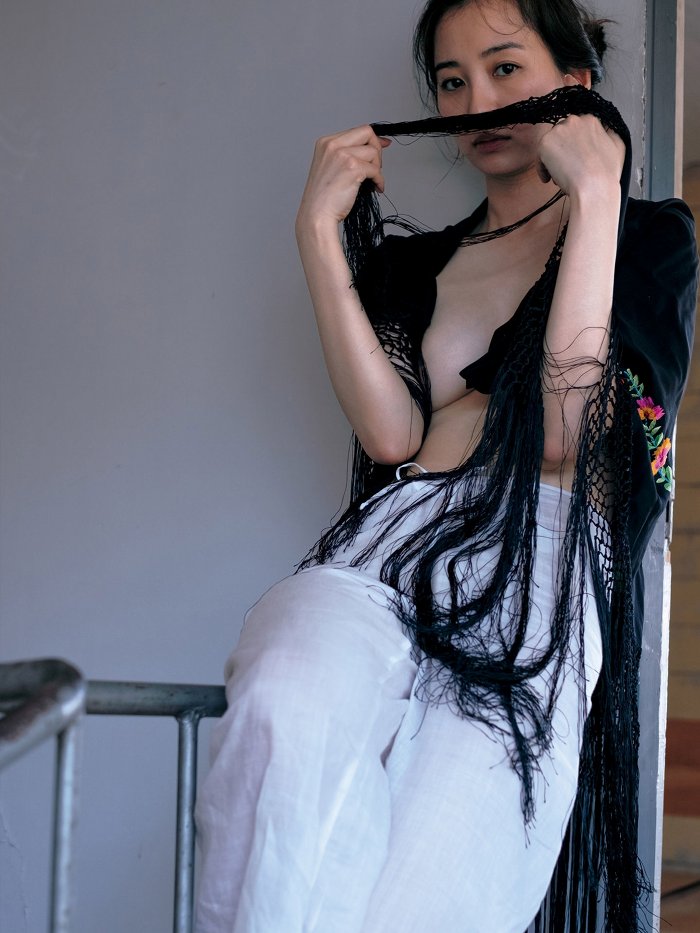 高田里穂 スタイル抜群な水着グラビア画像！