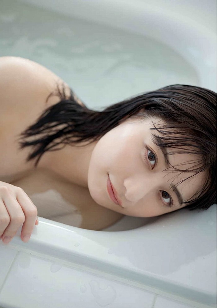 鈴木優香 ちょっと脱ぎすぎ水着グラビア画像！