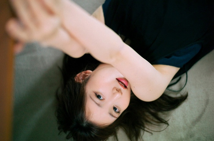 青山なぎさ 激かわな生脚＆タンクトップ画像！