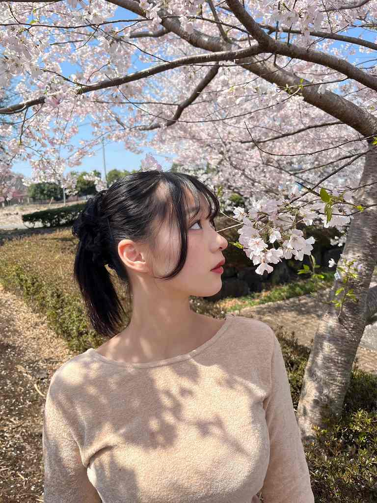 髙野真央 Gカップボインの水着グラビア画像！