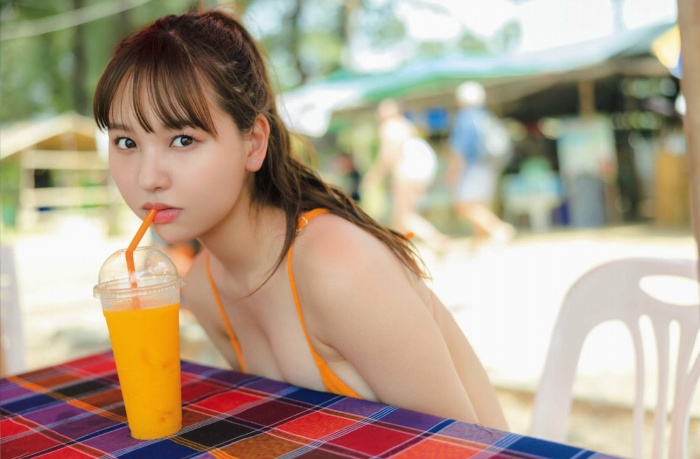 本郷柚巴 まぶしいボインの水着グラビア画像！