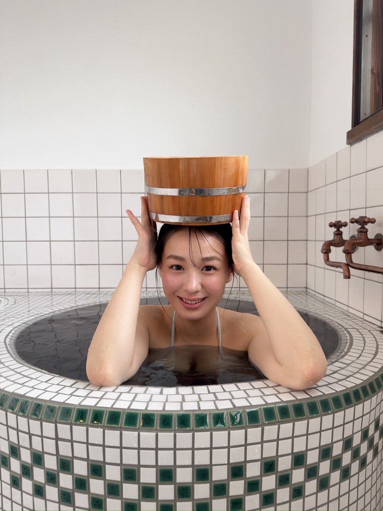 髙野真央 Gカップボインの水着グラビア画像！