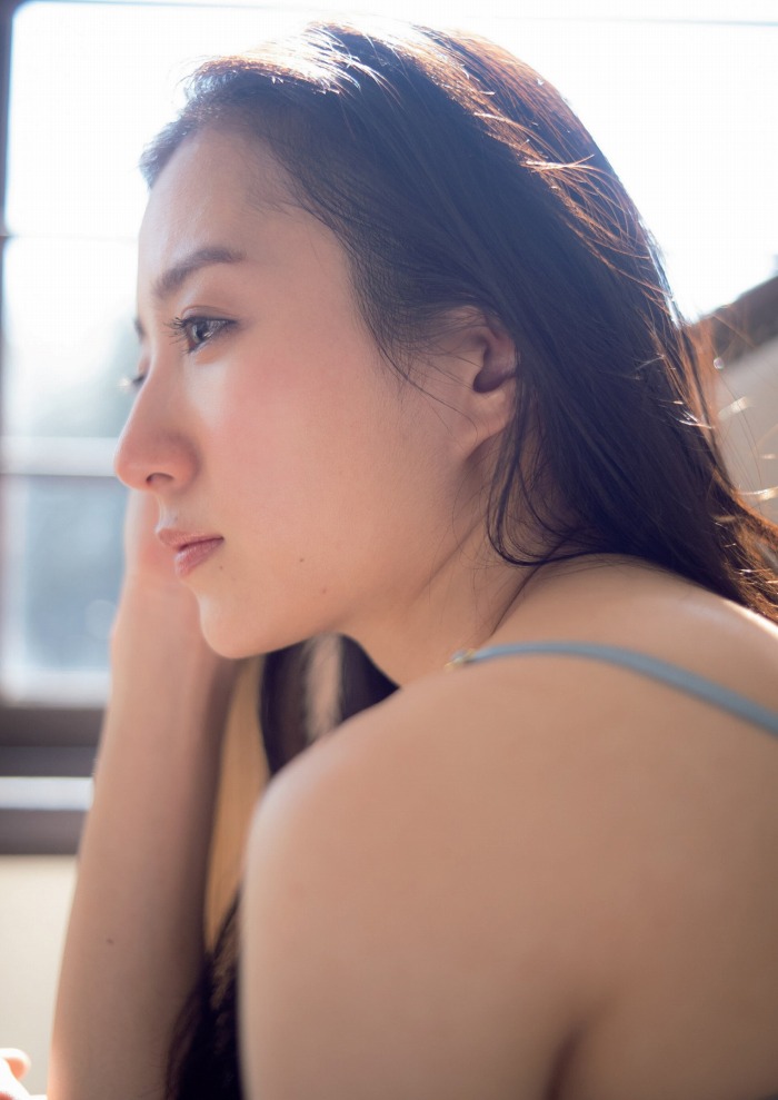 高田里穂 スタイル抜群な水着グラビア画像！