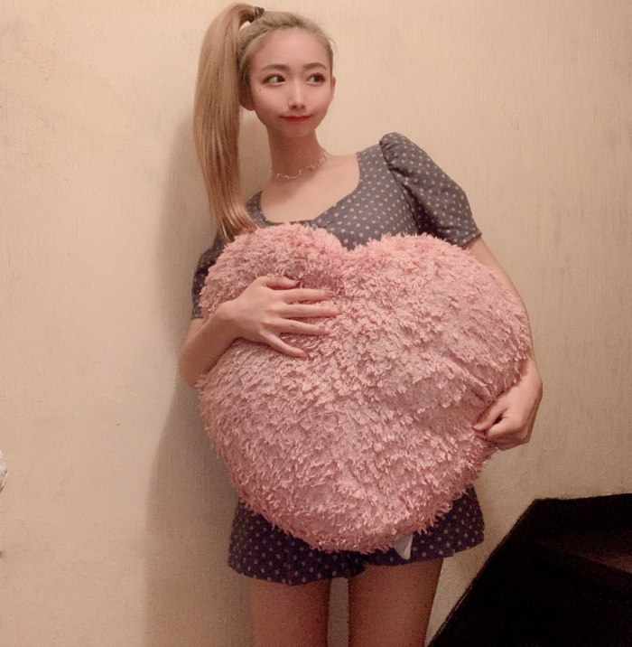 うらら 小顔美女の下着＆水着グラビア画像！