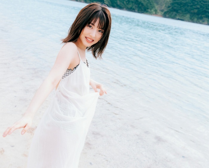 浜辺美波 鬼かわな水着＆浴衣グラビア画像！