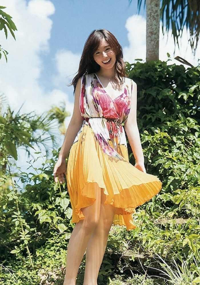 小池里奈 美尻でキュートな水着グラビア画像！