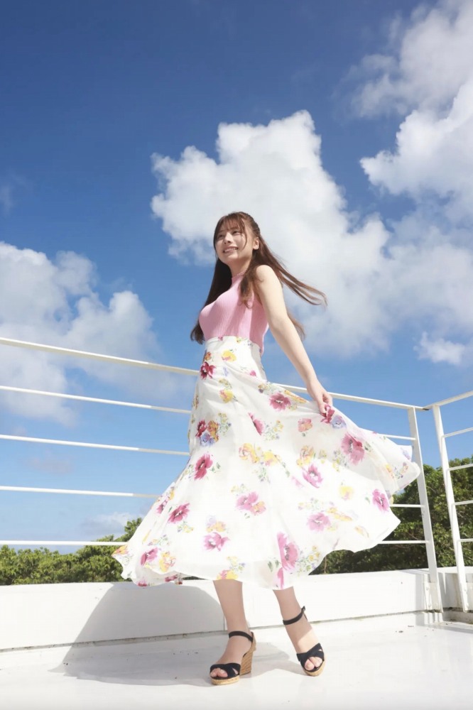 鈴木優香 ちょっと脱ぎすぎ水着グラビア画像！