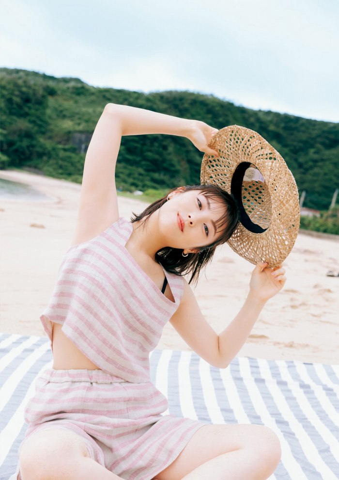 浜辺美波 鬼かわな水着＆浴衣グラビア画像！