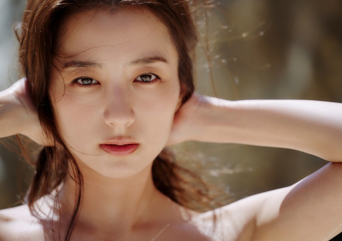 高田里穂 スタイル抜群な水着グラビア画像！