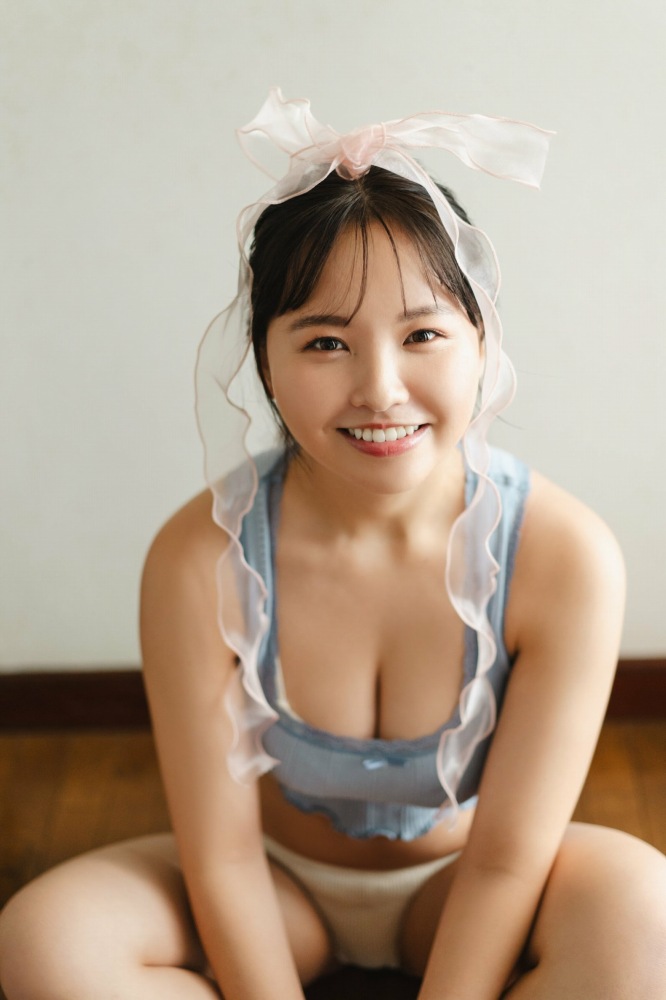 本郷柚巴 まぶしいボインの水着グラビア画像！