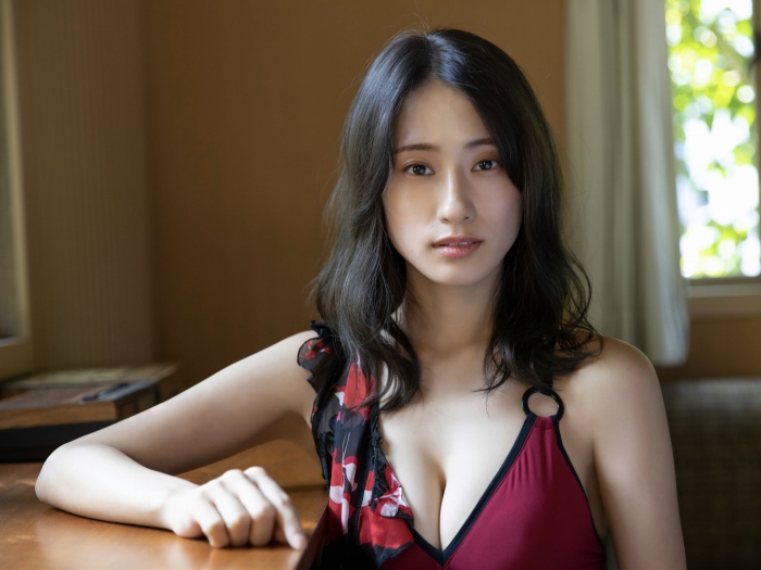 澄田綾乃 はみ出るFカップの水着グラビア画像！