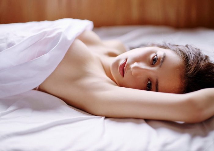 高田里穂 スタイル抜群な水着グラビア画像！