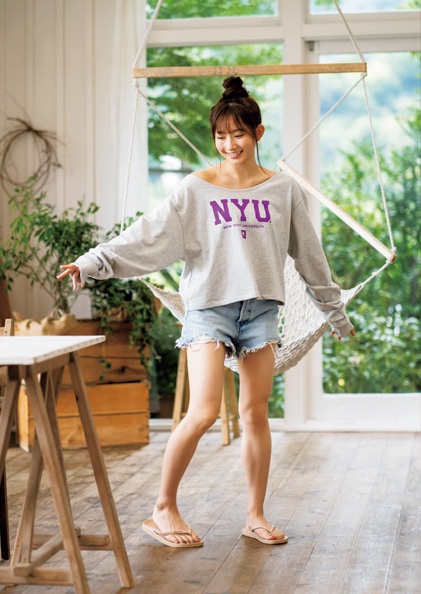 青山なぎさ 激かわな生脚＆タンクトップ画像！